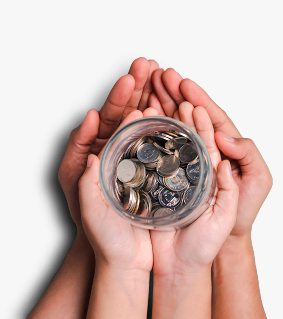 Manos sosteniendo monedas